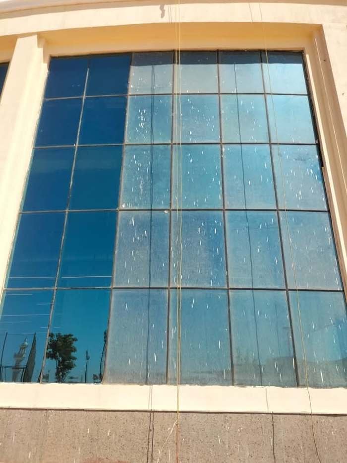 الفرق قبل وبعد تنظيف واجهة زجاجية